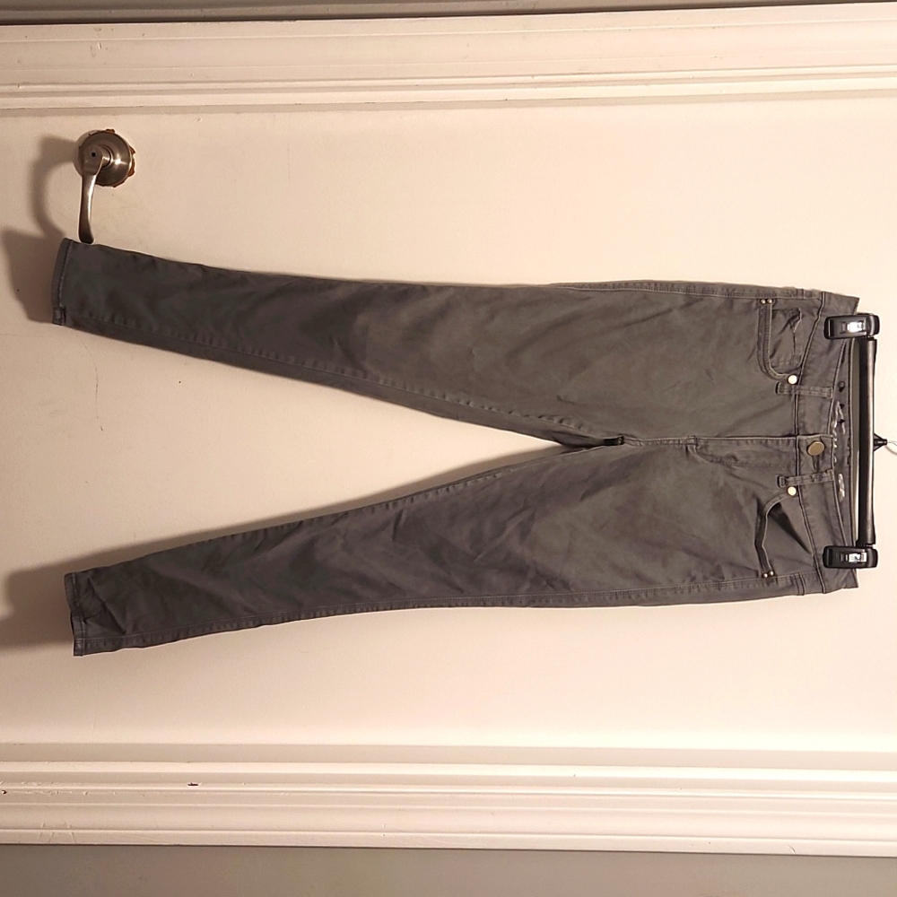 Seven, Size 4, Gray